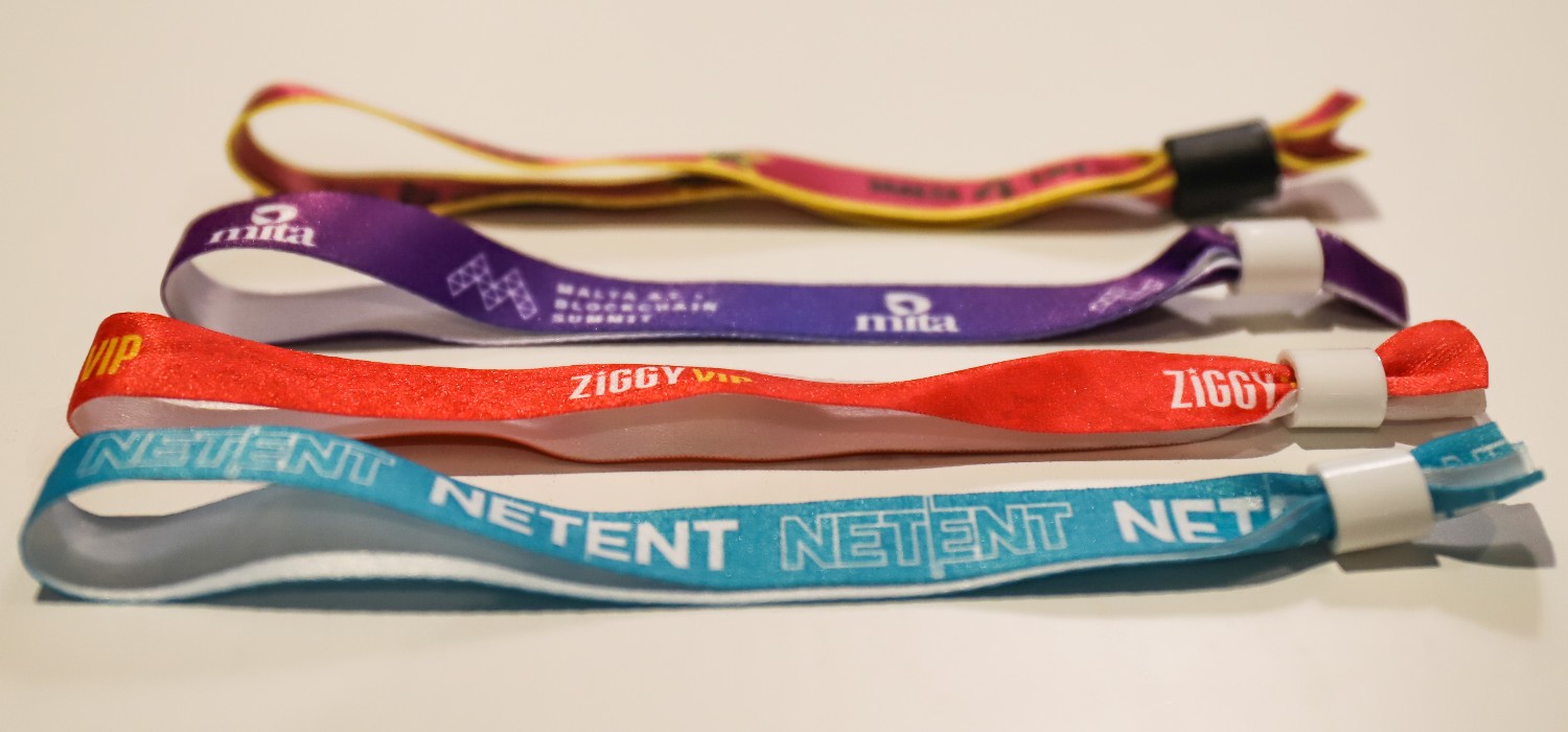 Guía de las mejores pulseras de tela personalizadas - Diseños tejidas vs sublimadas
